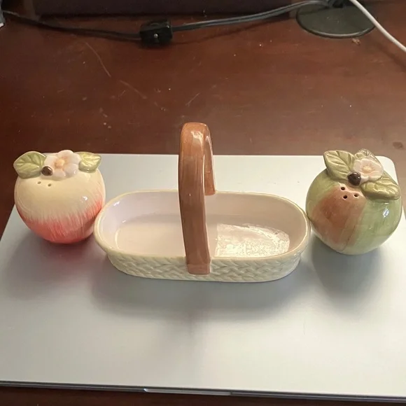 VTG Cracker Barrel Ceramic Salt/Pepper Apples in Basket Susan Winget Collection - Picture 5 of 7